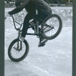 Irina Sanchez Chulio - A dos ruedas sobre el suelo