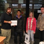 De izquierda a derecha Pedro Atanasio Moraga de la Casa del Alumno EPSG, el ganador del concurso Christian Alquinga Caiza, La Delegada de alumnos EPSG Esther del Toro Acedo y el Subd. EPSG/ Cultura y Relaciones con el Entorno Dº Francisco Camarena Femenia.